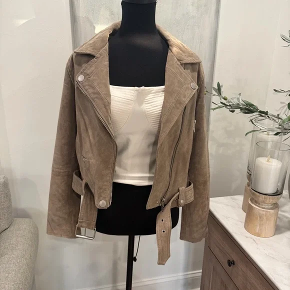 ***SOLD*** NWT ALO Yoga Airlift Turn It Up Bra Tank in Ivory Cream L - Picture 13 of 13